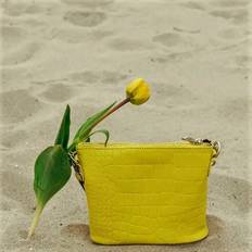 Style Limassol i en smuk gul (kun få stk. på lager). Skøn lille håndtaske / clutch med flot flettet håndrem