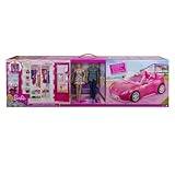 Barbie och Ken dockor med sin garderob och rosa tvåsits cabriolet. Tillbehör ingår ej.
