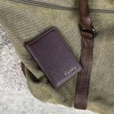 Mörkbrun plånbok (small) med gravyr: Guld / Stora (36 pts - max 3 tecken) / Ja