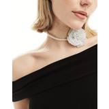 ASOS DESIGN – Choker-halsband med blomma och fuskpärlor-Vit/a - No Size