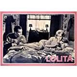 empireposter – Lolita – Sitting On Bed – storlek (cm), ca 91,5 x 61 – affisch, NY – Måttspecifikationerna inkluderar den rosa kanten.