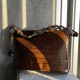 Style Kosovo lædertaske i flot mørkebrun (kun få stk. på lager). Herlig kombineret clutch, skulder- & håndtaske