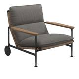 Gloster - Zenith Lounge Chair with Teak Arms - Meteor - Fabric Grade B - Fife Rainy Grey - Matstolar utomhus - Henrik Pedersen - Grå - Trä