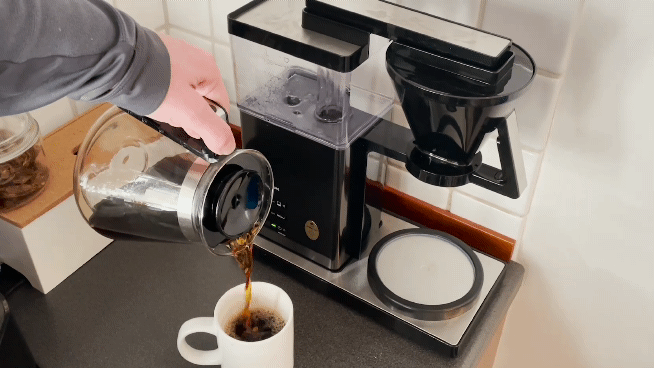 GIF Kaffe från Melitta Aroma Signature DeLuxe hälls i koppen