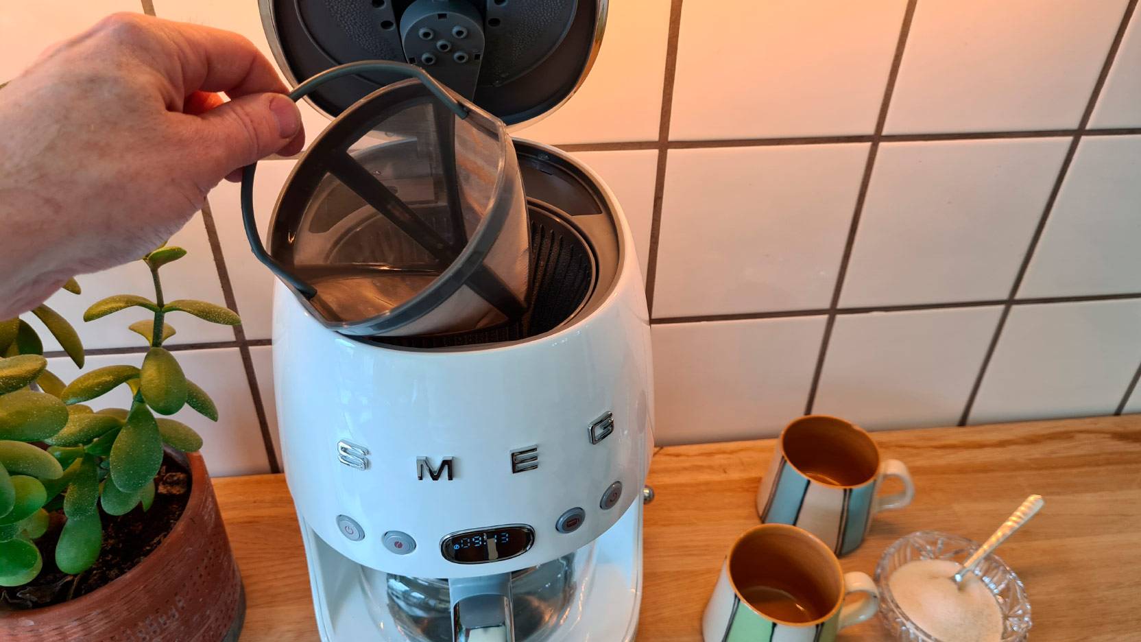 Bild av det ”permanenta” kaffefiltret i Smeg DFC02 kaffebryggare