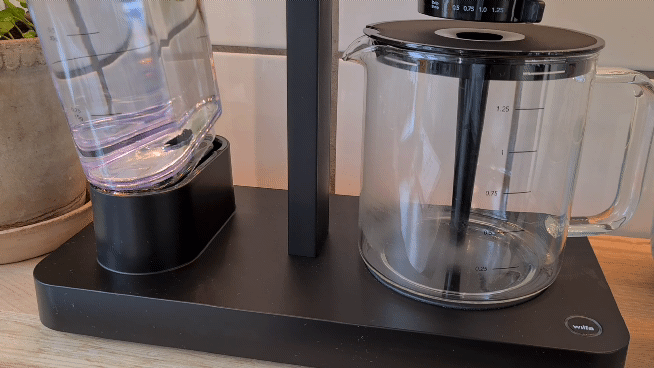 Rörlig GIF visar vattenbehållaren som sätts på plats i kaffemaskinen