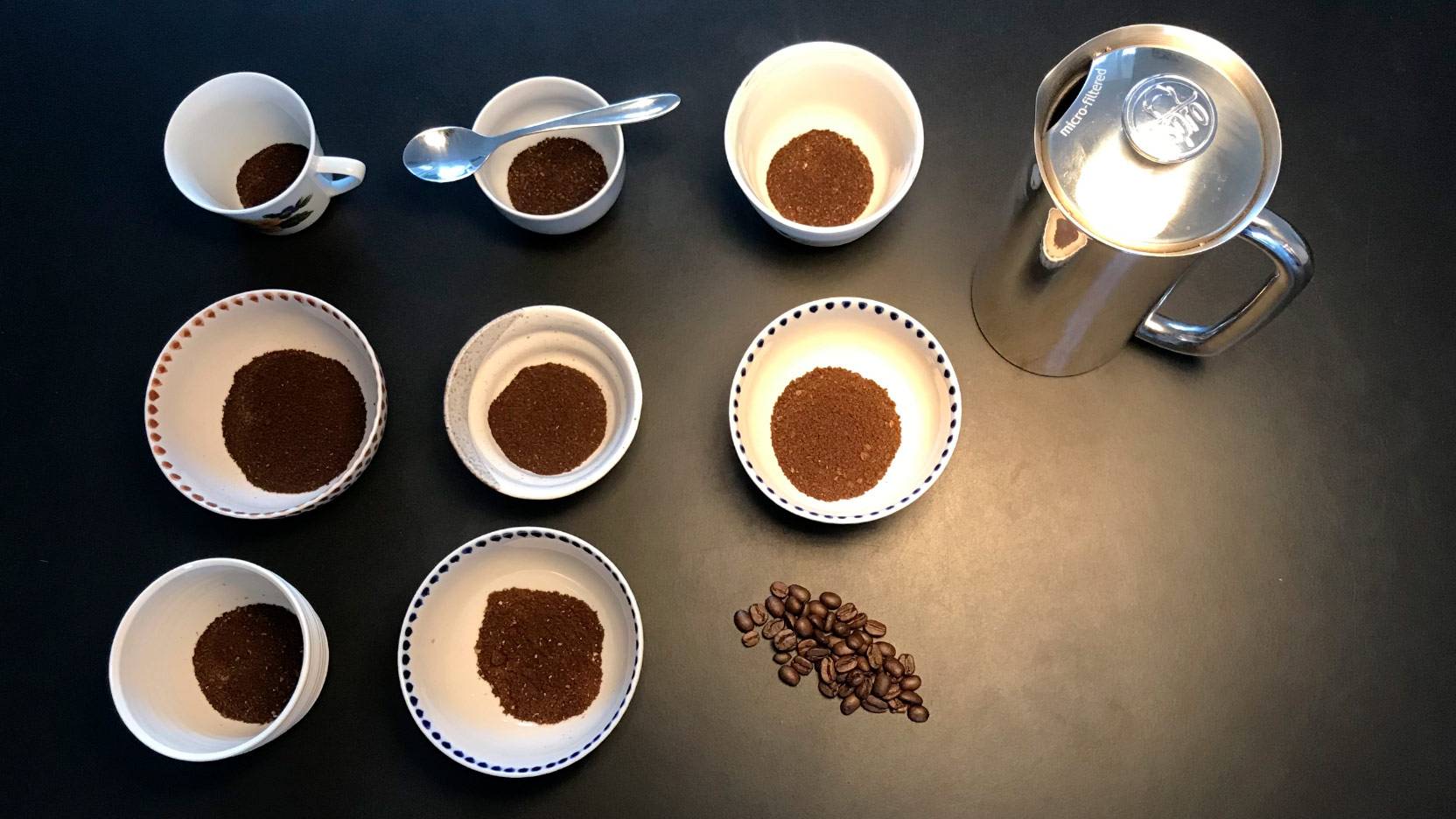 Bild av nymalt kaffe från kaffekvarnens olika inställningar