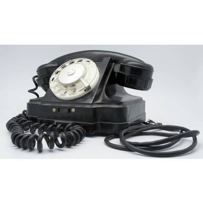 Gammal telefon (Bildkälla: Wikipedia: https://upload.wikimedia.org/wikipedia/commons/1/1b/Old_phone_%2811687563993%29.jpg)