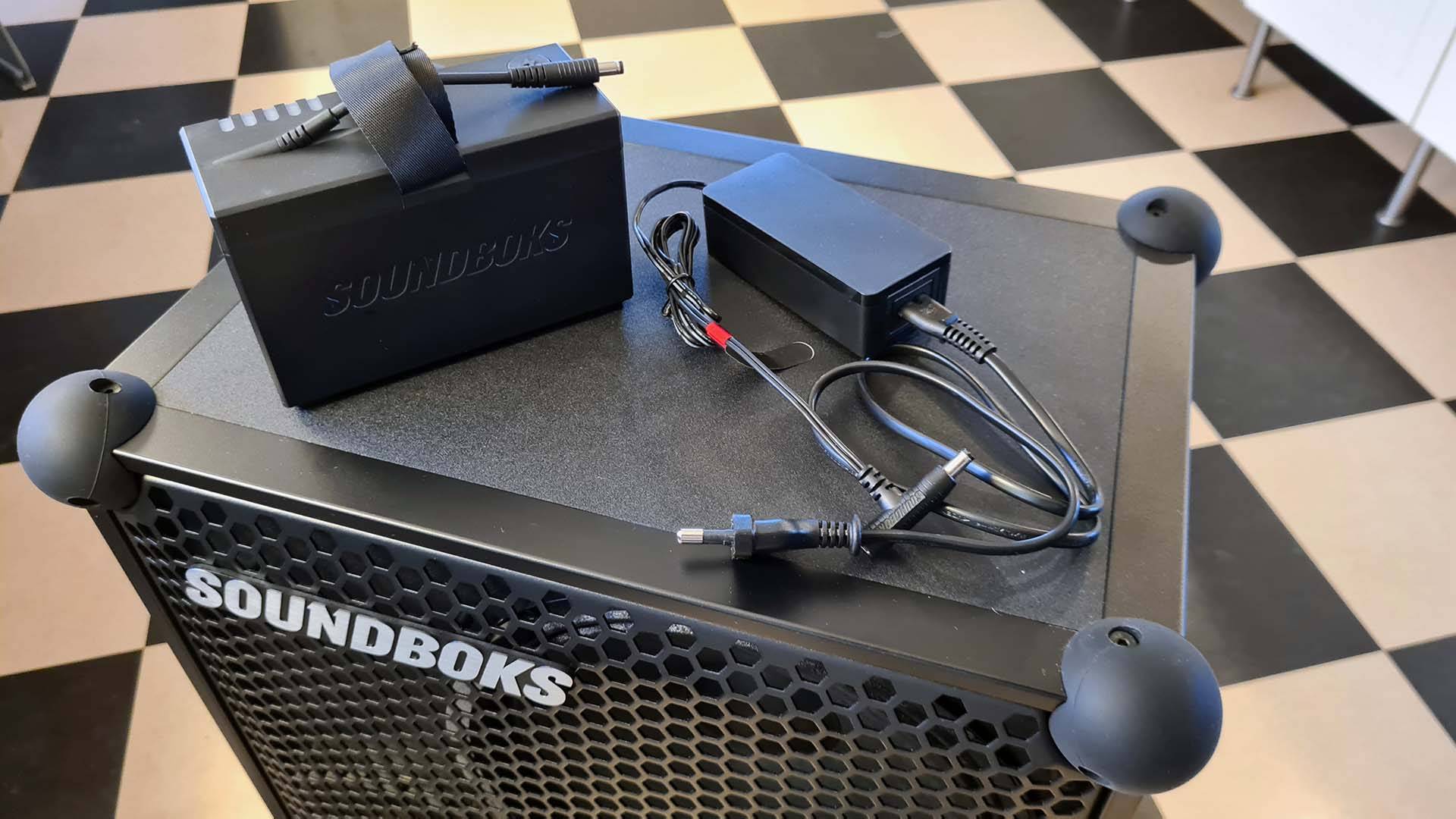 Bild från testet av bluetoothhögtalaren Soundboks Gen 3 – med batteri och laddare