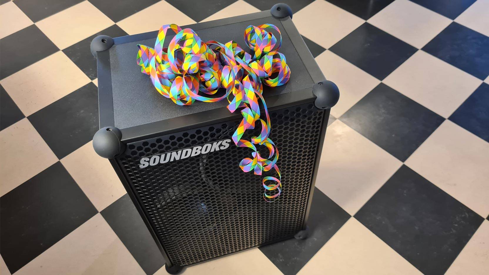 Bild från testet av bluetoothhögtalaren Soundboks Gen 3 – festligt dekorerad med serpentiner