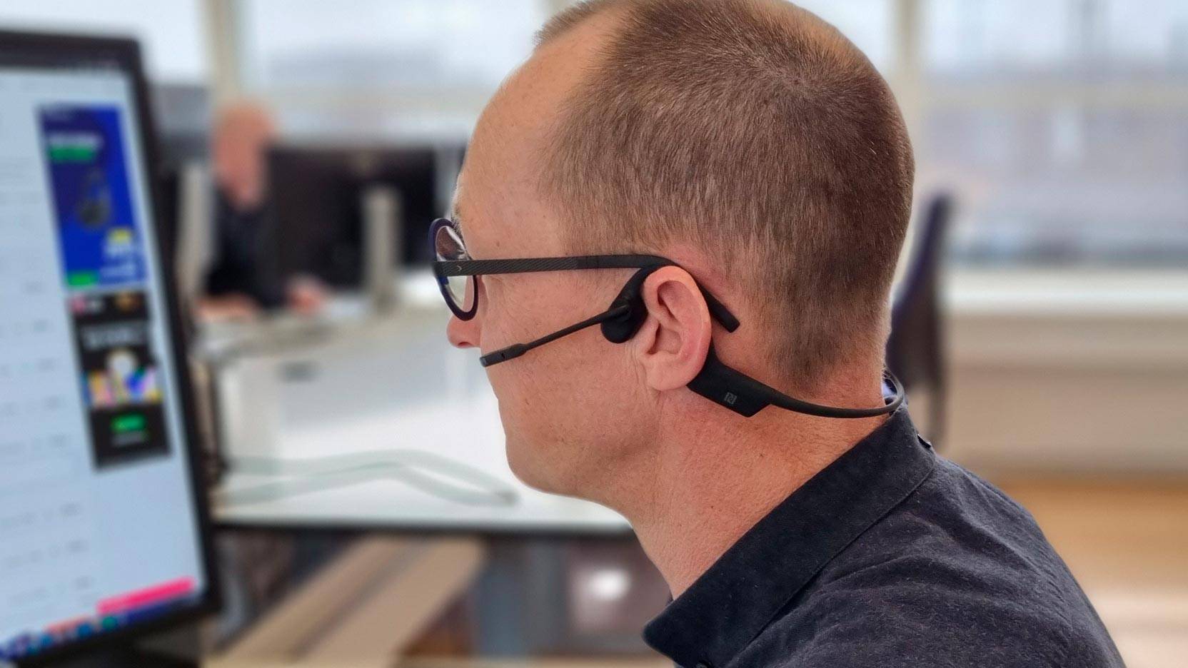 Billede fra test af boneconducting headset Afstershokz OpenComm UC - på kontoret og med briller