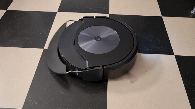 GIF fra test af robotstøvsuger iRobot Roomba Combo J7+ sænker moppekluden
