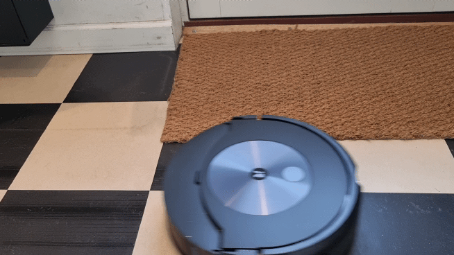 GIF fra test af robotstøvsuger iRobot Roomba Combo J7+ vasker helt tæt op ad dørmåtten