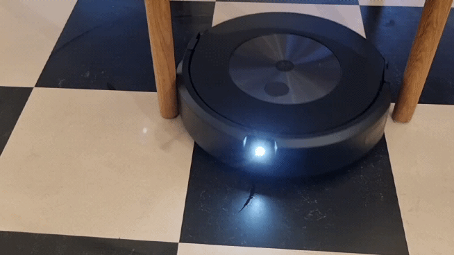 GIF fra test af robotstøvsuger iRobot Roomba Combo J7+ vand på gulvet