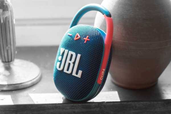 JBL Clip 4 har distinkta knappar och en tydlig logga.