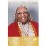 Light on Life: The Yoga Journey to Wholeness, Inner Peace, and Ultimate Freedom (Häftad, 2006)