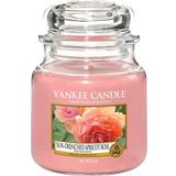 Yankee Candle Sun Drenched Apricot Rose Medium Doftljus 411g