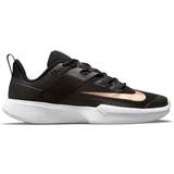 5 - Dam Racketsportskor Nike Court Vapor Lite W - Black/White/Metallic Red Bronze