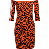 Dam - Korta klänningar - Off-Shoulder adidas Rich Mnisi Dress - True Orange/Black