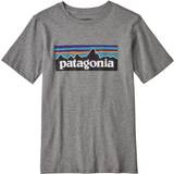 Patagonia Överdelar Patagonia Boys' P-6 Logo Organic T-Shirt, Gravel Heather w/White, Mjuk t-shirt