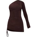 Enaxlad / Enärmad - Korta klänningar PrettyLittleThing Slinky One Shoulder Ruched Bodycon Dress - Chocolate
