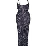 24 - Långa klänningar PrettyLittleThing Printed Plisse Cowl Neck Maxi Dress Plus Size - Black