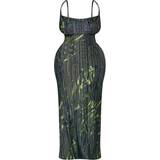 26 - Långa klänningar PrettyLittleThing Printed Plisse Cowl Neck Maxi Dress Plus Size - Khaki