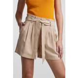 Y.A.S Shorts Y.A.S – Gräddvita, figursydda shorts med kritstrecksränder och paperbag-midja-Naturlig