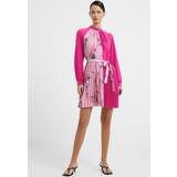 French Connection Kläder French Connection – Rosa, plisserad shiftklänning minilängd med kontrasterande mönster-Pink