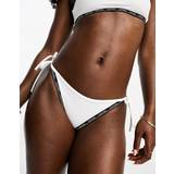 Dam - Vita Badbyxor Calvin Klein – Core – Vit bikiniunderdel med knytning sidan och tejpade detaljer med logga-Vit/a