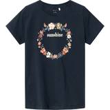 Blommiga Överdelar Barnkläder Name It T-shirt NkfNoster Dark Sapphire m. Blomsterkrans år 116 T-shirt