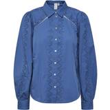 Y.A.S Dam Skjortor Y.A.S – Blå broderad skjorta med spetsdetaljer