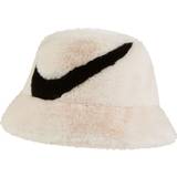 Nike Dam Hattar Nike Women's Apex Faux Fur Swoosh Bucket Hat, Medium, Guava
