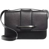 Väskor Calvin Klein Handväska Bar Hardware Shoulder Bag K60K611045 Ck Black BAX 8720108632782 1923.00