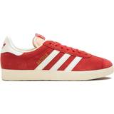 Herr - Röda Sneakers adidas Gazelle M - Glory Red /Off White/Cream White