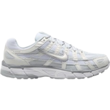 Nike 44 ½ - Unisex Sneakers Nike P-6000 - Metallic Summit White/Pure Platinum/Wolf Grey/White