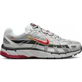 49 ½ - Dam Sneakers Nike P-6000 CNPT W - Metallic Silver/White/University Red