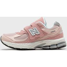 New Balance Rosa - Unisex Sneakers New Balance PV2002V1 pink unisex Sneakers available at BSTN in