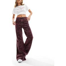 Wrangler Dam Jeans på rea Wrangler – Vinröda blommiga jeans med utsvängd design