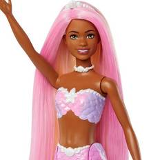 Djur - Modedockor Dockor & Dockhus Barbie ”Brooklyn” med rosa hår, stylingtillbehör, delfin som husdjur och vattenaktiverad färgförändringsfunktion, HRP98