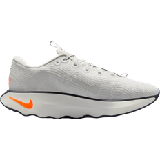 Nike 13 Promenadskor Nike Motiva M - Sail/Platinum Tint/Light Iron Ore