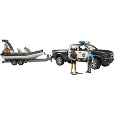 Bruder Plastleksaker Utryckningsfordon Bruder RAM 2500 Police Pickup with L+S Module Trailer & Boat 02507