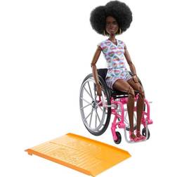 Barbie docka med rullstol och ramp, barnleksaker, Barbie Fashionistas, lockigt svart hår, byxdress med regnbågshjärtan, kläder och tillbehör, HJT14