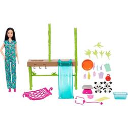 Barbie Barbie-docka och tillbehör, Panda Care and Rescue-lekset med Barbie-veterinärdocka, 2 pandor med färgförändringsfunktion och mer än 20 delar HKT77